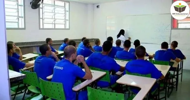 Curso de Formação Inicial e Continuada para a docência entre as grades